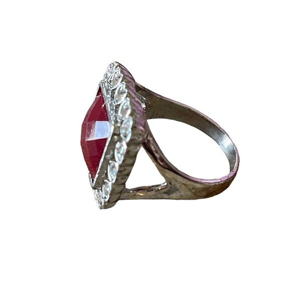 NWOT square checkered red center stone ring with heart shaped rhinestone border - Picture 5 of 9